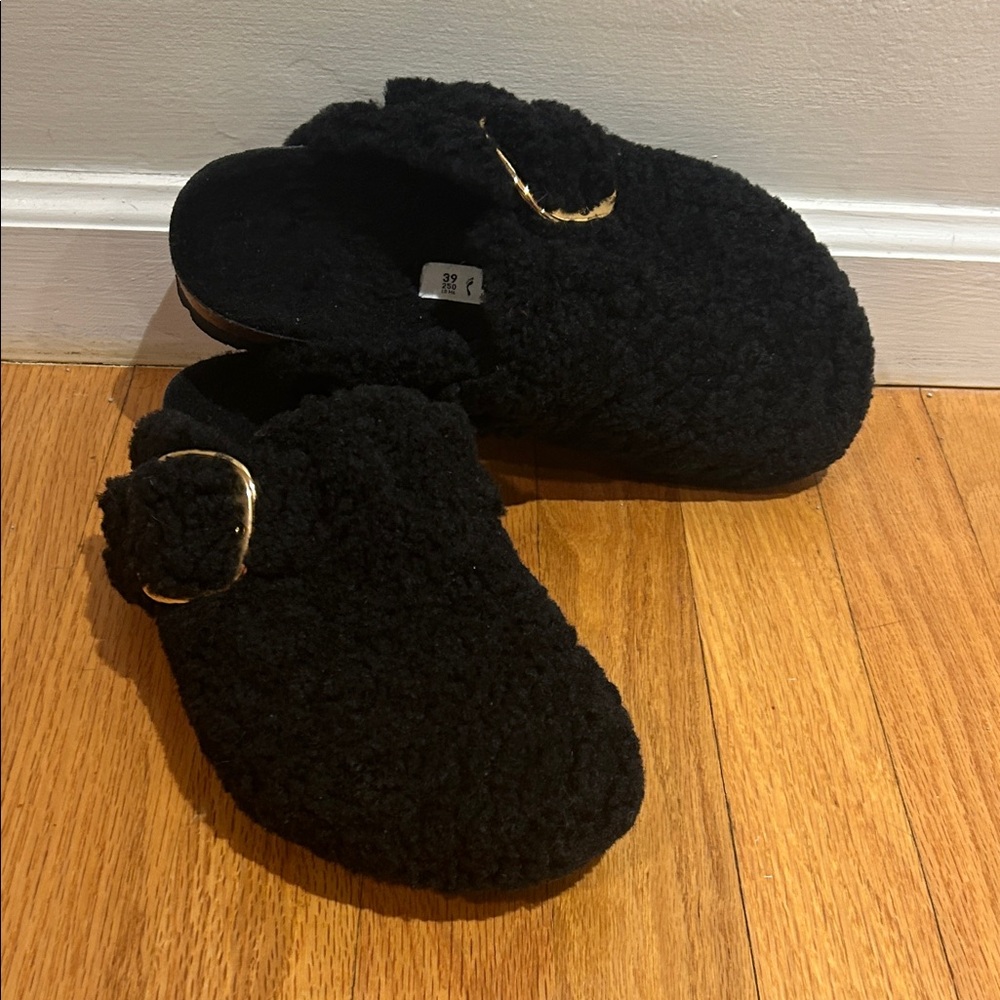 Birkenstock Boston Big Buckle black fuzzy clog